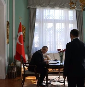 Prime Minister Ciuca signs in the Book of Condolences at Turkey’s Embassy in Bucharest