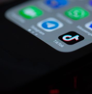 Comisia Europeană interzice aplicația TikTok pe telefoanele de serviciu ale angajaților săi