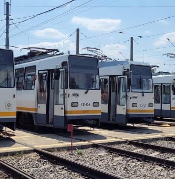 Un tramvai a deraiat în Bucureşti şi a lovit cinci maşini parcate în zonă