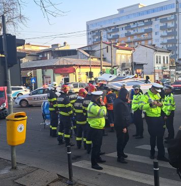 Ambulanţă răsturnată în urma unui accident pe Şoseaua Viilor. Două persoane au fost transportate la spital