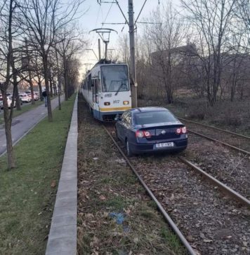 Un şofer din Bucureşti a rămas blocat cu mașina pe linia de tramvai