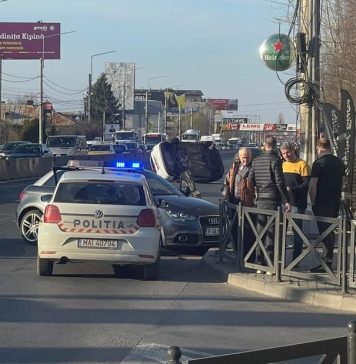 Accident la Otopeni. O mașină s-a răsturnat pe șosea, traficul este îngreunat