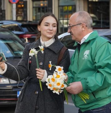 Antonel Tănase: Am participat cu mare plăcere, alături de colegii din filiala Forța Dreptei – București, la acțiunea prin care am dăruit flori și am adus un zâmbet pe buzele doamnelor și domnișoarelor