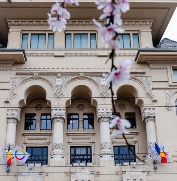 Drapelul Organizaţiei Internaţionale a Francofoniei, arborat la Primăria Capitalei