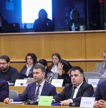 Președintele PMP Eugen Tomac împreună cu președintele USR, Cătălin Drulă, la dezbaterea referitoare la accesul României în spațiul Schengen din PE