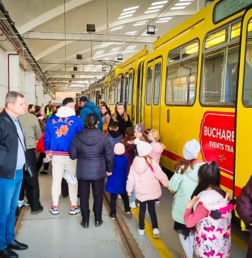 FOTO/ O sută de elevi de clasă pregătitoare au vizitat depoul STB Dudești, în „Săptămâna Altfel”