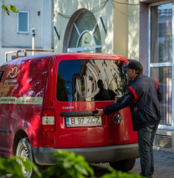 Poşta Română scoate la licitaţie cu strigare sute de maşini.