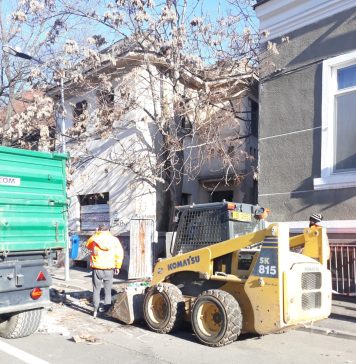 FOTO/ Sectorul 2: Autoritățile au făcut curățenie la un imobil plin de gunoaie