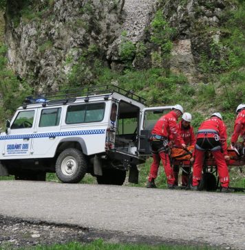 Prahova: O tânără care a alunecat peste 100 de metri de pe o potecă, în masivul Bucegi, recuperată cu elicopterul SMURD