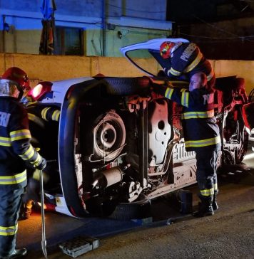 Ambulanță care transporta pacienți, răsturnată în Sectorul 5 din București. Doi oameni au ajuns la spital