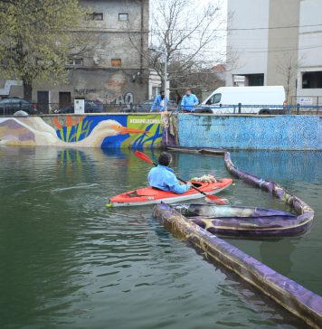 Cum arată prima barieră plutitoare din București, menită să oprească deșeurile de pe râul Dâmbovița – FOTO