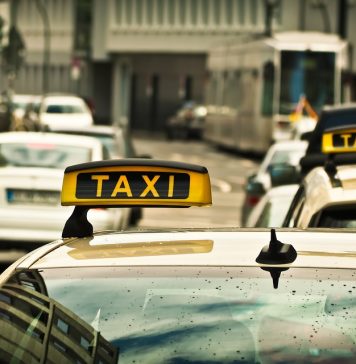 O tânără din București a fost înjunghiată în gât de iubitul ei, într-un taxi