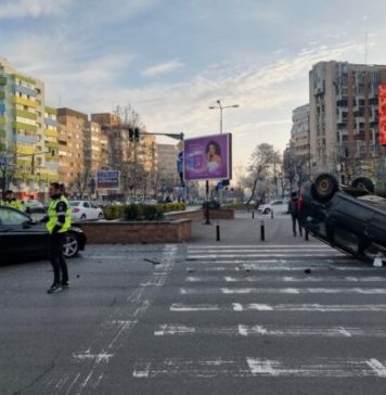 O mașină s-a răsturnat într-o intersecție din Sectorul 5