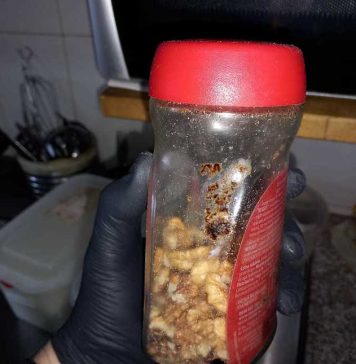 Restaurantul La Marilù din Bucureşti, închis temporar de ANPC după ce au fost găsite semipreparate fără elemente de identificare şi fără data limită de consum, vase de bucătărie uzate, tavan cu infiltraţii