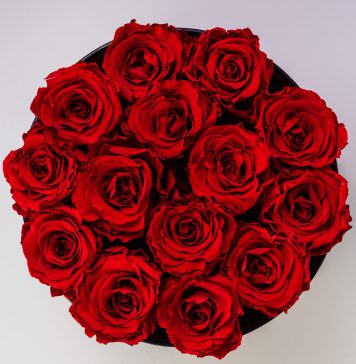 Românii au făcut mai multe plăți electronice pentru florile mai scumpe de Valentine’s Day, Dragobete, 1 și 8 Martie