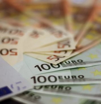 Euro trades at 4.9136 RON