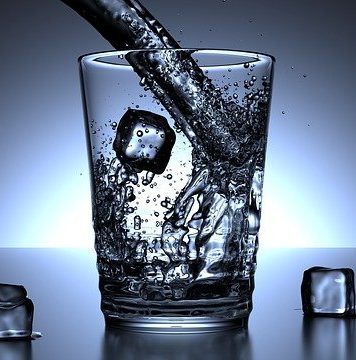 O treime dintre români consumă apa plată îmbuteliată / 4 din 10 persoane beau apă de la chiuvetă – STUDIU