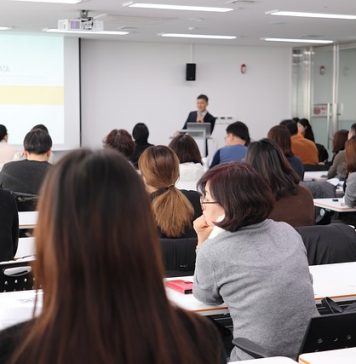 Câte 140 de profesori din București vor fi instruiți, în fiecare lună, să recunoască elevii care consumă droguri