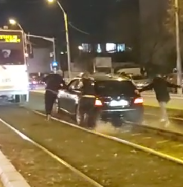 Tramvai blocat între Sebastian și Liberty Mall, după ce o mașină a intrat pe șine și nu a mai putut avansa – VIDEO