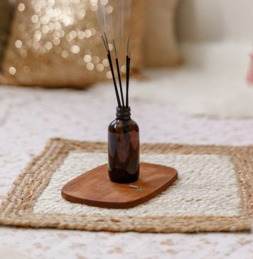 Într-o școală din București copiii aprind bețișoare parfumate în clasă pentru a ascunde mirosul de canabis