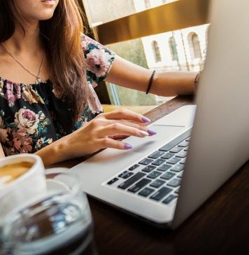 Patru din zece români consideră că sistemul hibrid de lucru va fi predominant în 2023