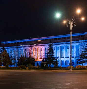 Palatul Victoria, iluminat în albastru, de Ziua Internaţională de Conştientizare a Autismului/ Ciucă: Marcarea acestei zile reprezintă un semnal de solidaritate