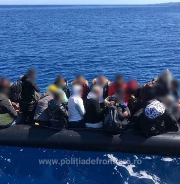 VIDEO 181 de cetăţeni străini aflaţi în pericol, salvați din apele Mării Mediterane de către poliţiştii de frontieră români