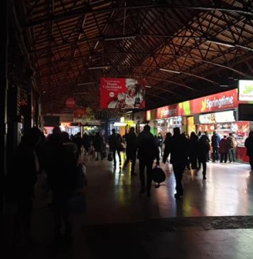 Mii de tineri au plecat deja spre litoral, din Gara de Nord