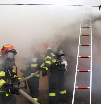 Incendiu puternic într-un bloc din Sectorul 1 al Capitalei: „Ne-am trezit cu casa plină de fum”