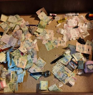 Zeci de plicuri pline cu un praf alb și 7.500 de lei, găsite asupra a doua persoane care se ascundea într-o casă părăsită
