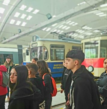 „Săptămâna Altfel”: Elevi ai Școlii Gimnaziale Nr. 7 din Capitală, vizită la Depoul Dudești al STB