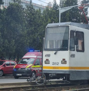 Biciclist accidentat de tramvai pe Calea Rahovei din București / Liniile 11, 23 și 32 circulă deviat