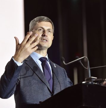 Dan Barna, implicat într-un accident rutier în Capitală, în timp ce se afla pe o trotinetă electrică: „Am fost acroșat de o mașină pe o trecere de pietoni semaforizată”