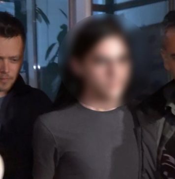 Elevul din București care şi-a atacat cu un cuţit profesoara vrea să scape de arestul preventiv