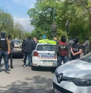 Flagrant în București – Doi poliţişti de la Brigada Poliţiei Rutiere, prinşi luând mită