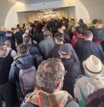 Haos pe Aeroportul Otopeni. Oamenii s-au călcat în picioare în zona terminalului Sosiri – VIDEO