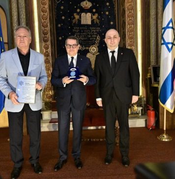 Eduard Hellvig a primit cea mai înaltă distincţie a Federaţiei Comunităţilor Evreieşti din România, pentru contribuţia majoră la protejarea comunităţilor evreieşti