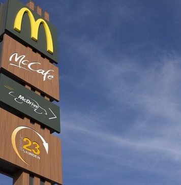 McDonald’s România recrutează peste 1.000 de oameni în ţară. Care sunt posturile disponibile şi ce salarii se oferă