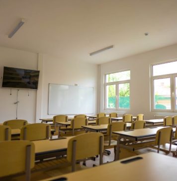 Elevii de 13 ani care mimau un act sexual cu o profesoară, lăsaţi repetenţi; ei nu pot fi exmatriculaţi