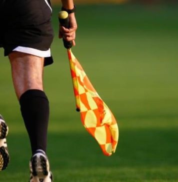 Patru arbitri polonezi care urmau să oficieze un meci din campionat s-au îmbătat şi s-au bătut în avion