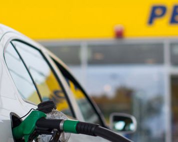 Petrom a ieftinit motorina cu 9 bani, iar benzina și motorina costă la fel în aproape toate stațiile