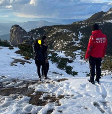 Doi tineri s-au „echipat” cu colanți și teneși pentru a merge în vârful muntelui. Au fost găsiți de salvamontiști aproape înghețati de frig