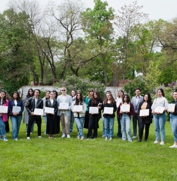 30 de elevi voluntari ai proiectului educațional „Narativ”, premiaţi de principele Radu