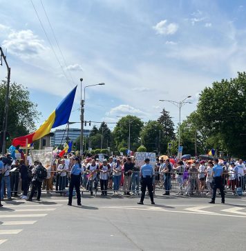 FOTO Sindicaliştii din Educaţie merg la discuţiile cu Klaus Iohannis. Mii de profesori, la poarta preşedintelui