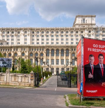 Alina Gorghiu: Cer Primăriei Sectorului 5 ca, în următoarele 24 de ore, să ia din fața Senatului acest panou ostentativ!