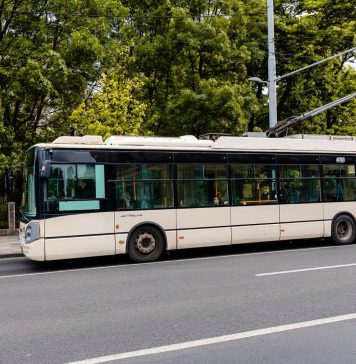 Nicuşor Dan: Troleibuzele Astra Irisbus aflate în circulaţie sunt recondiţionate de STB