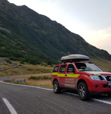 VIDEO Patru turişti, între care o femeie care născuse recent, recuperaţi de salvamontişti după ce au urcat spre Vârful Omu neechipaţi corespunzător