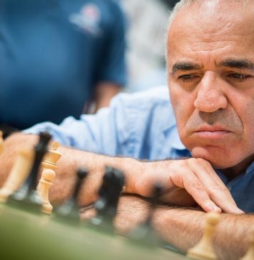 Cei mai mari șahiști ai lumii dau startul turneului GCT. Garry Kasparov și campionul mondial en-titre, prezenți la ceremonia de la București