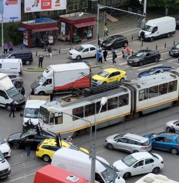Accident grav la intersecţia Şoseaua Pantelimon cu Morarilor. Liniile de tramvai 14 şi 55, blocate
