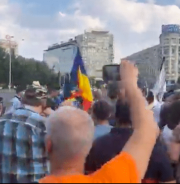 Salariaţii din Institutul Naţional de Statistică pichetează sediul Parlamentului şi pe cel al INS